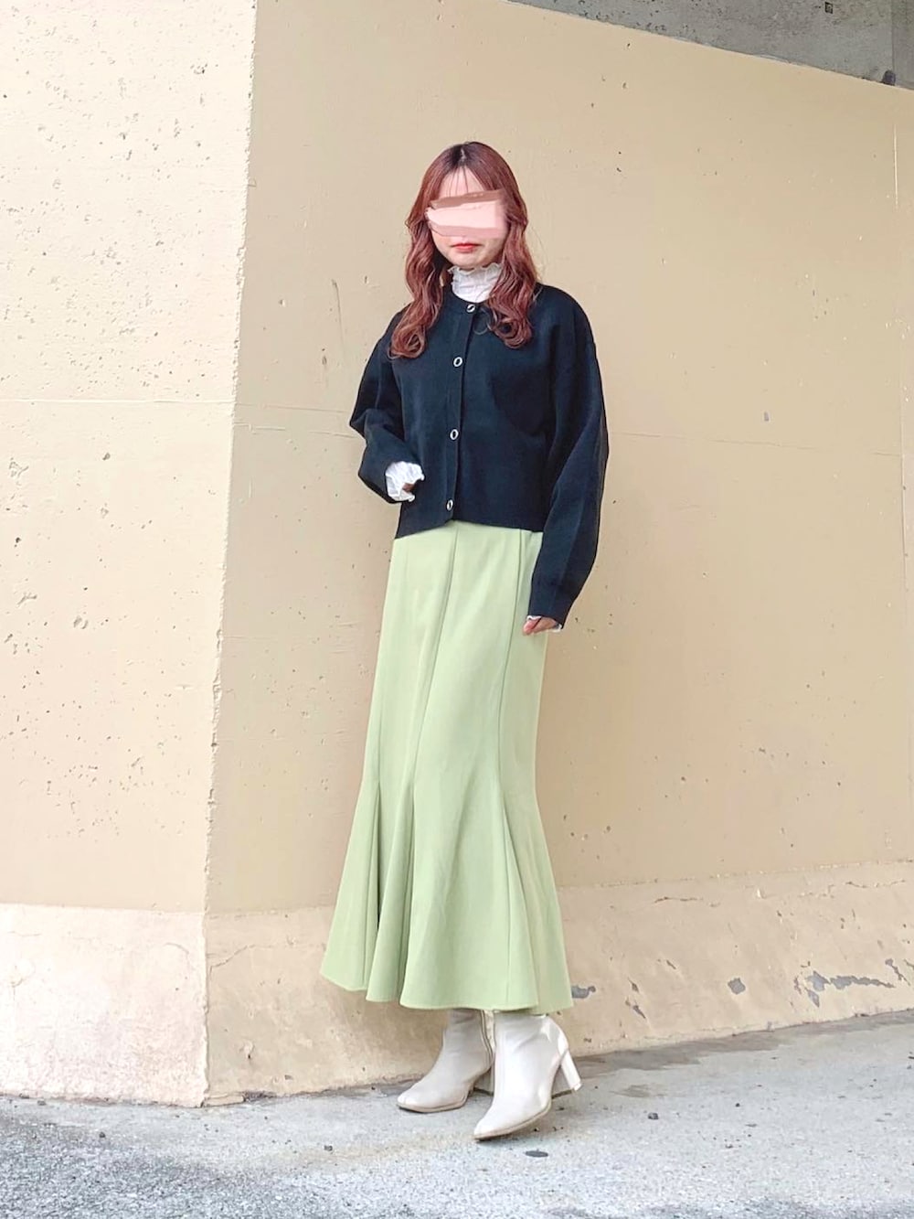 ブラック系のカーディガン/ボレロ、ブラック系のカーディガン/ボレロ、ブラック系のカーディガン/ボレロを着用したレディースの秋コーディネートの3枚目の写真