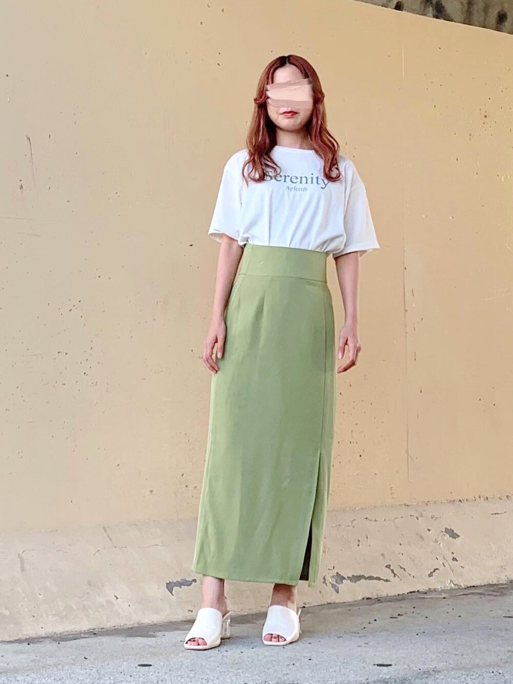 ホワイト系のTシャツ/カットソー、グリーン系のスカート、グリーン系のスカートを着用したレディースの夏コーディネートの4枚目の写真