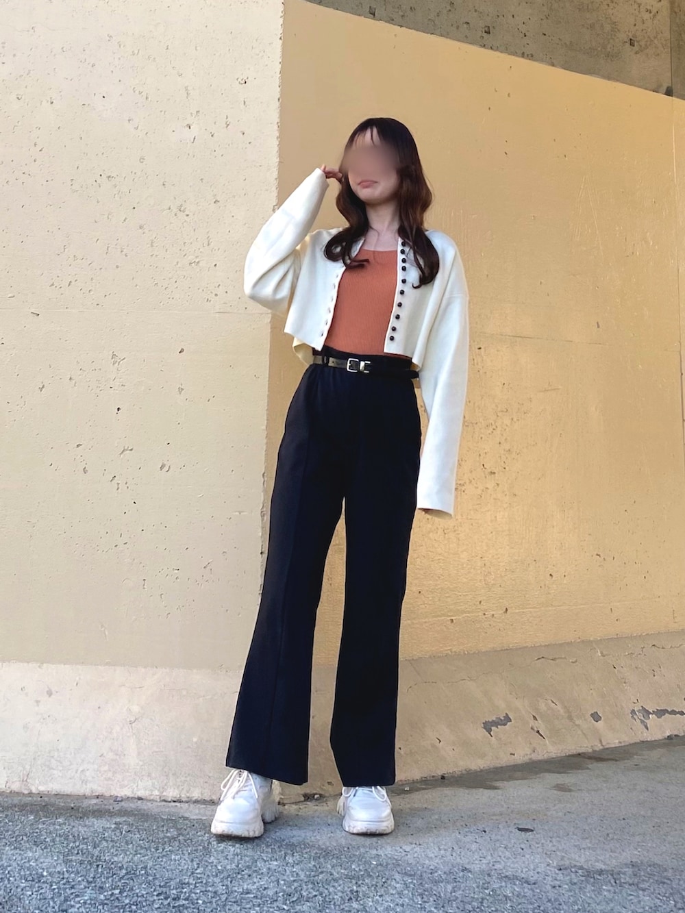 ホワイト系のTシャツ/カットソー、ホワイト系のカーディガン/ボレロ、ブラック系のスラックスを着用したレディースの春コーディネートの2枚目の写真