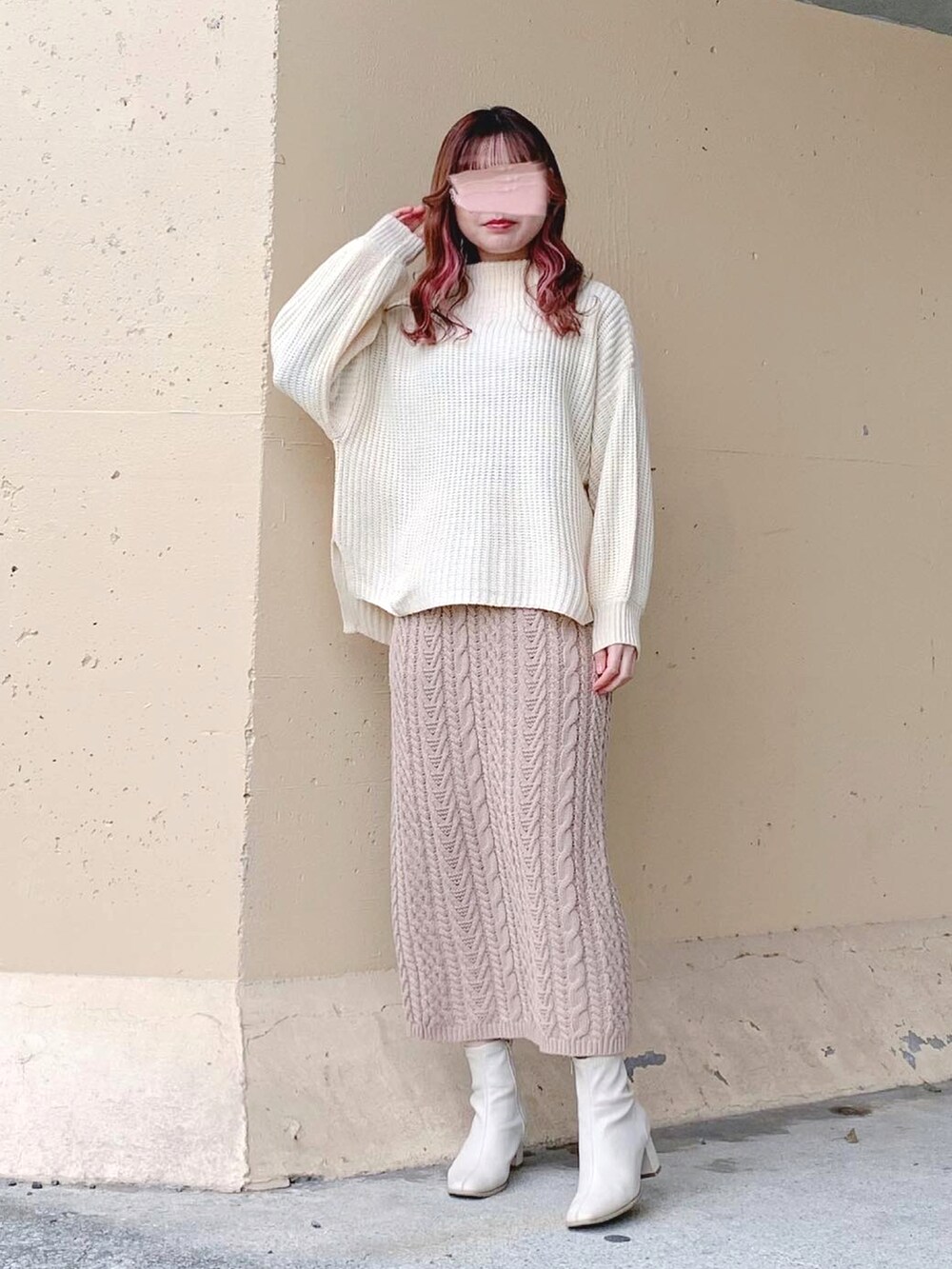 ピンク系のその他アウター、ピンク系のチェスターコート、ホワイト系のニット/セーターを着用したレディースの春コーディネートの3枚目の写真