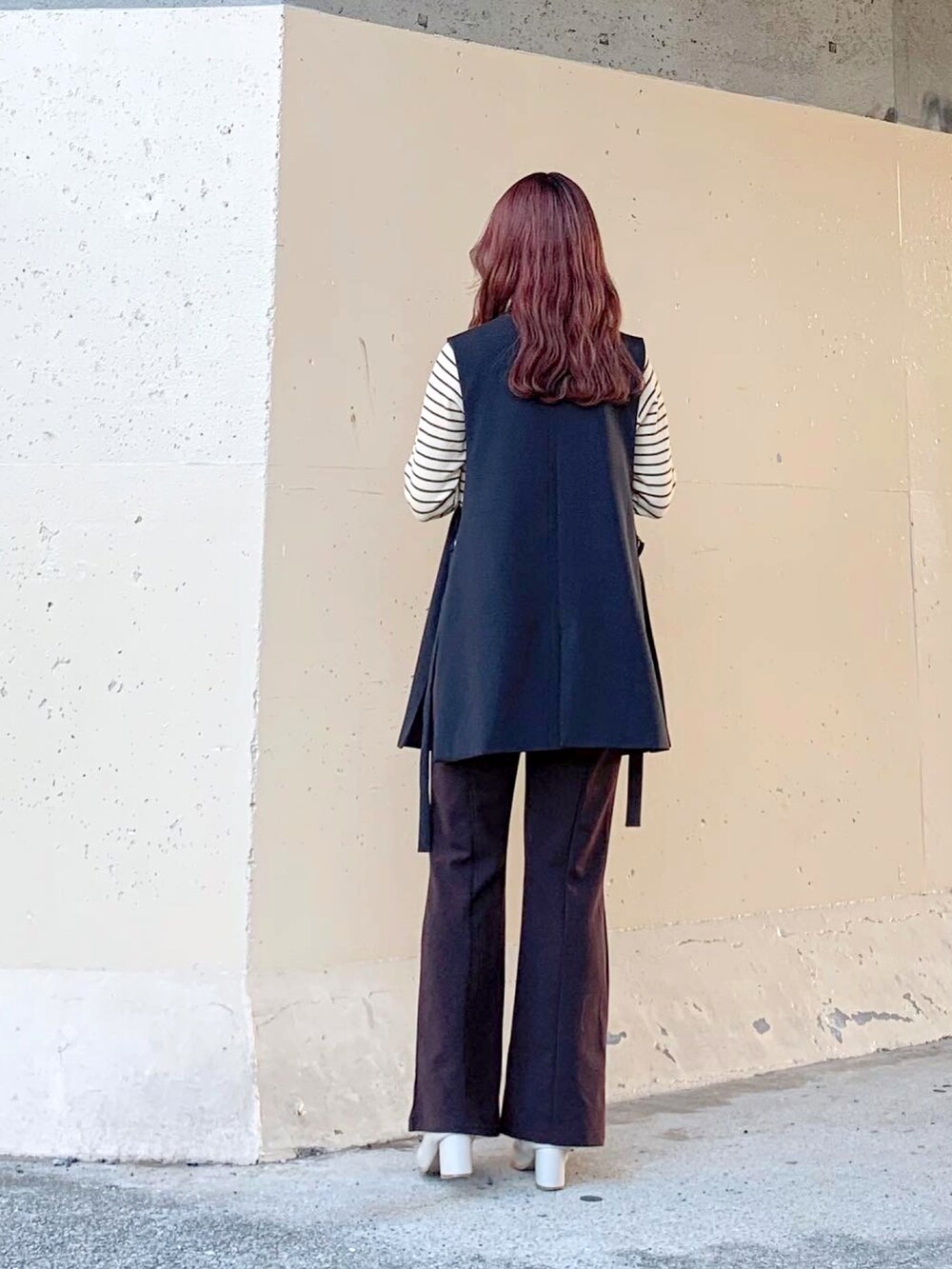 ブラック系のベスト、ブラック系のベスト、ホワイト系のTシャツ/カットソーを着用したレディースの秋コーディネートの5枚目の写真