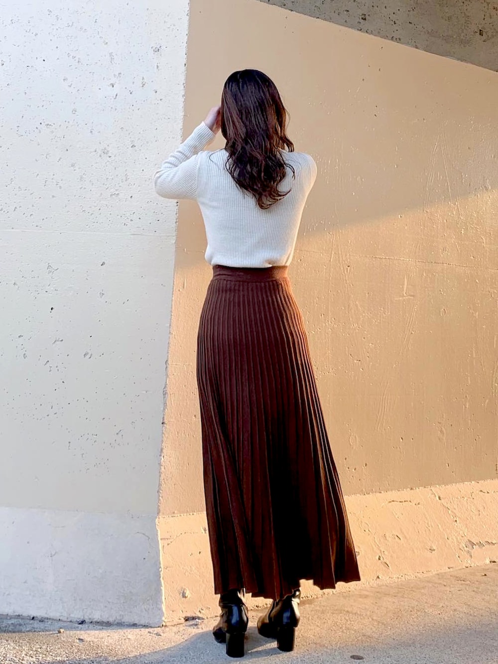 ホワイト系のニット/セーター、ブラウン系のブルゾン、ブラウン系のその他アウターを着用したレディースの冬コーディネートの5枚目の写真