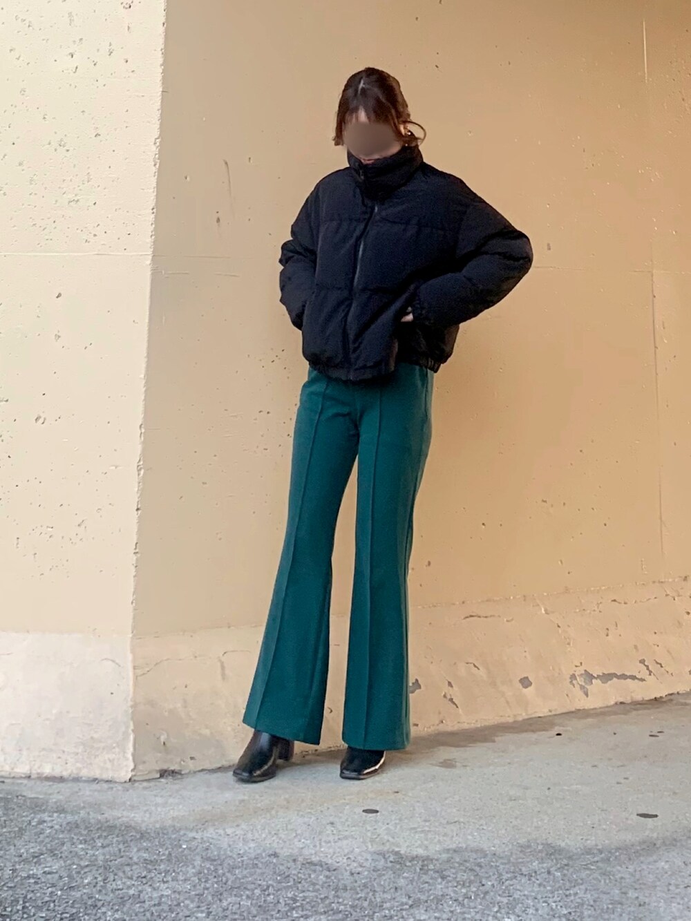 ブラック系のジャケット/アウター、ブラック系のダウンジャケット/コート、グリーン系のその他パンツを着用したレディースの冬コーディネートの2枚目の写真