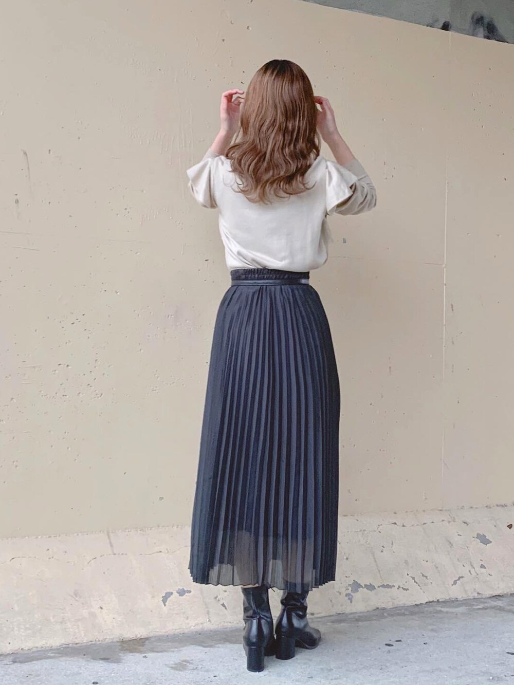 ホワイト系のニット/セーター、ベージュ系のニット/セーター、ベージュ系のニット/セーターを着用したレディースの秋コーディネートの4枚目の写真