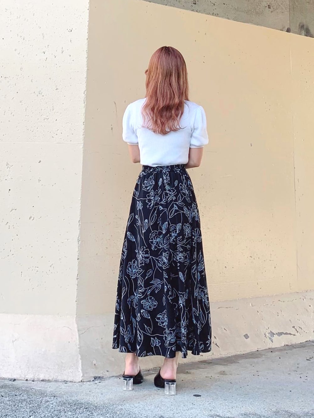 ベージュ系のニット/セーター、ホワイト系のTシャツ/カットソー、ブラック系のスカートを着用したレディースの夏コーディネートの4枚目の写真