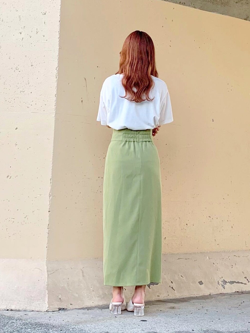 ホワイト系のTシャツ/カットソー、グリーン系のスカート、グリーン系のスカートを着用したレディースの夏コーディネートの5枚目の写真