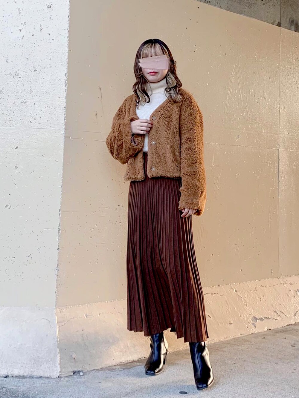 ホワイト系のニット/セーター、ブラウン系のブルゾン、ブラウン系のその他アウターを着用したレディースの冬コーディネートの2枚目の写真