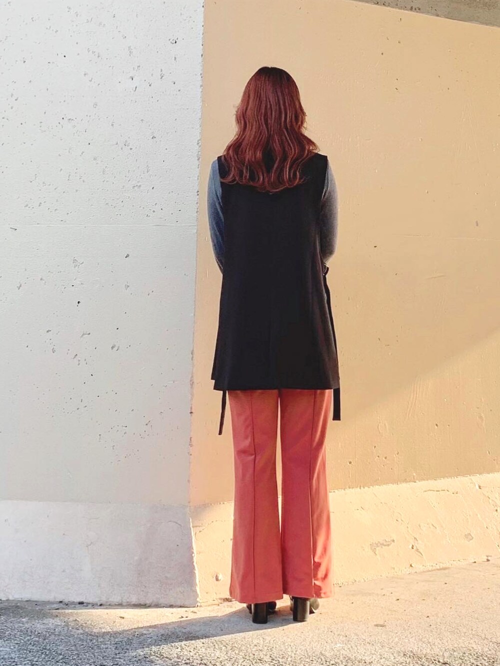 ブルー系のニット/セーター、グレー系のニット/セーター、グレー系のTシャツ/カットソーを着用したレディースの秋コーディネートの5枚目の写真