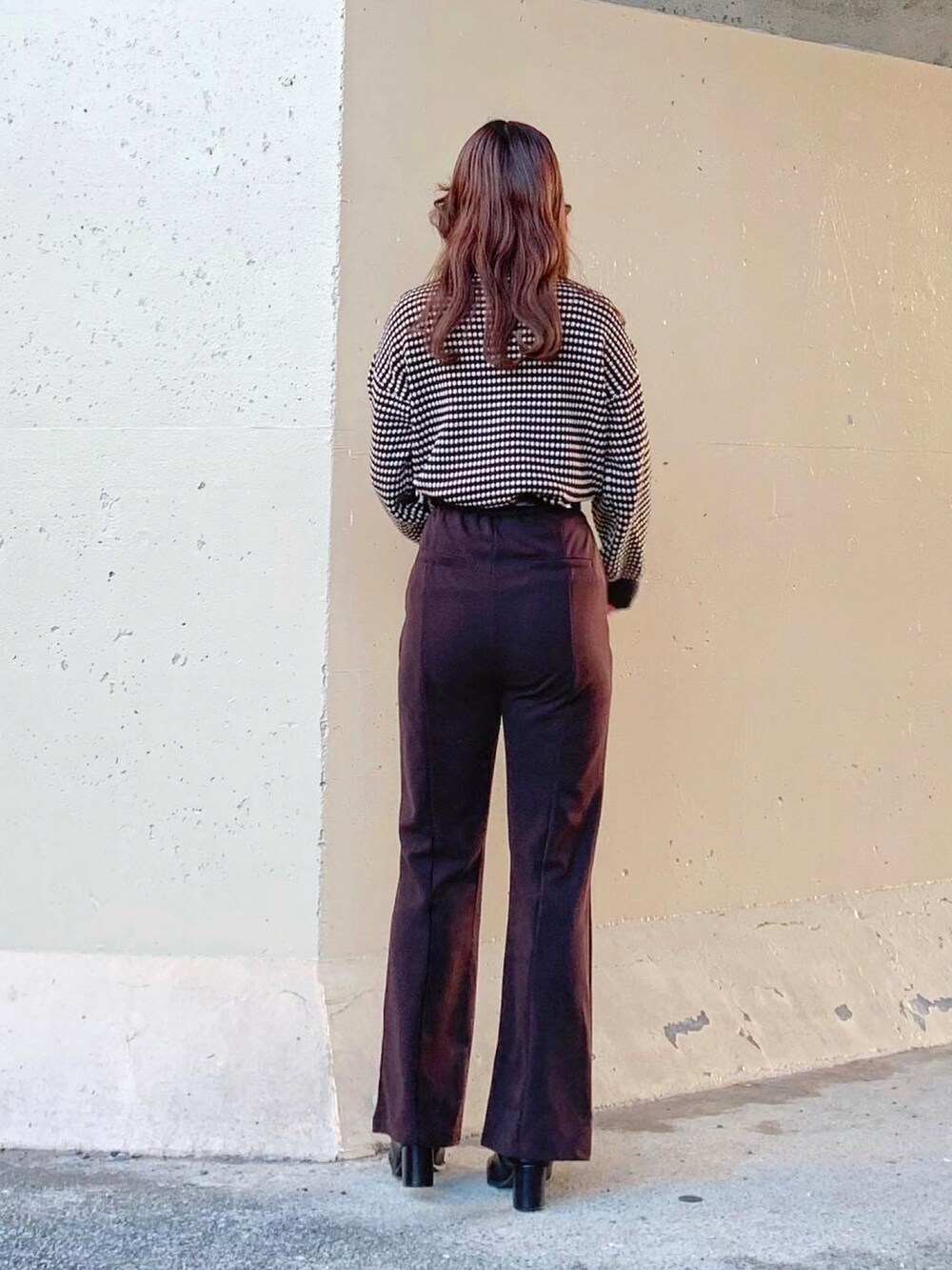 ブラック系のニット/セーター、ブラック系のニット/セーター、ブラウン系のその他パンツを着用したレディースの秋コーディネートの3枚目の写真