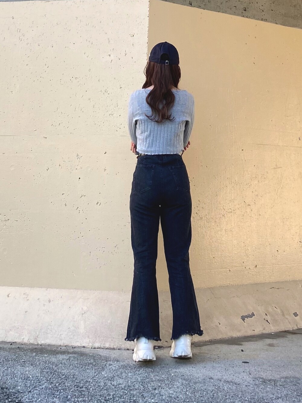 ブラック系のトップス、ブラック系のキャミソール、ブルー系のデニムパンツを着用したレディースの春コーディネートの5枚目の写真