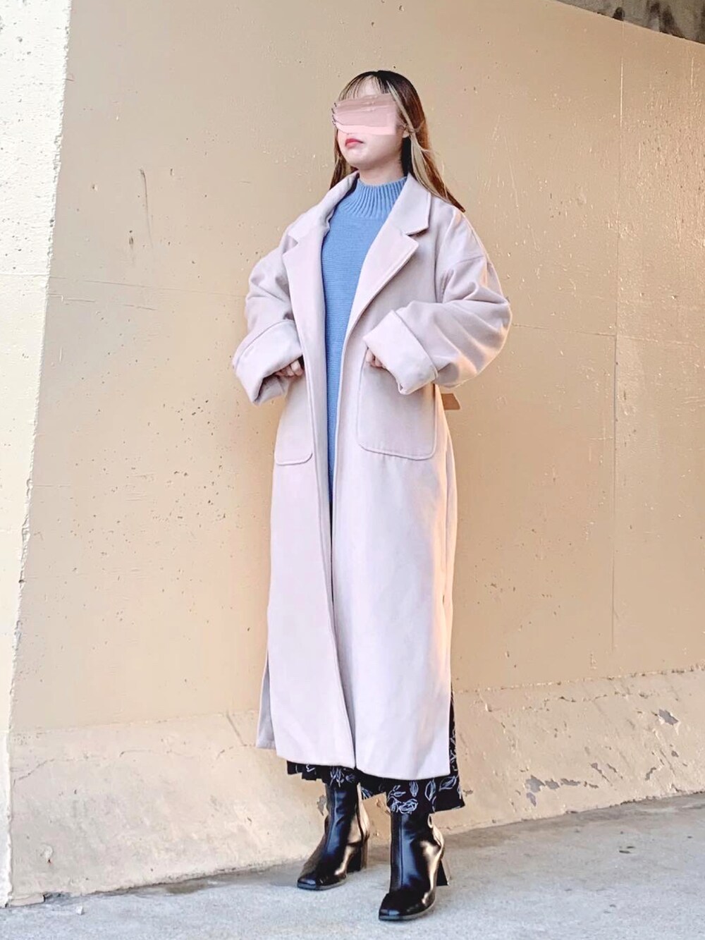 ブルー系のニット/セーター、ブルー系のニット/セーター、ホワイト系のスカートを着用したレディースの冬コーディネートの5枚目の写真