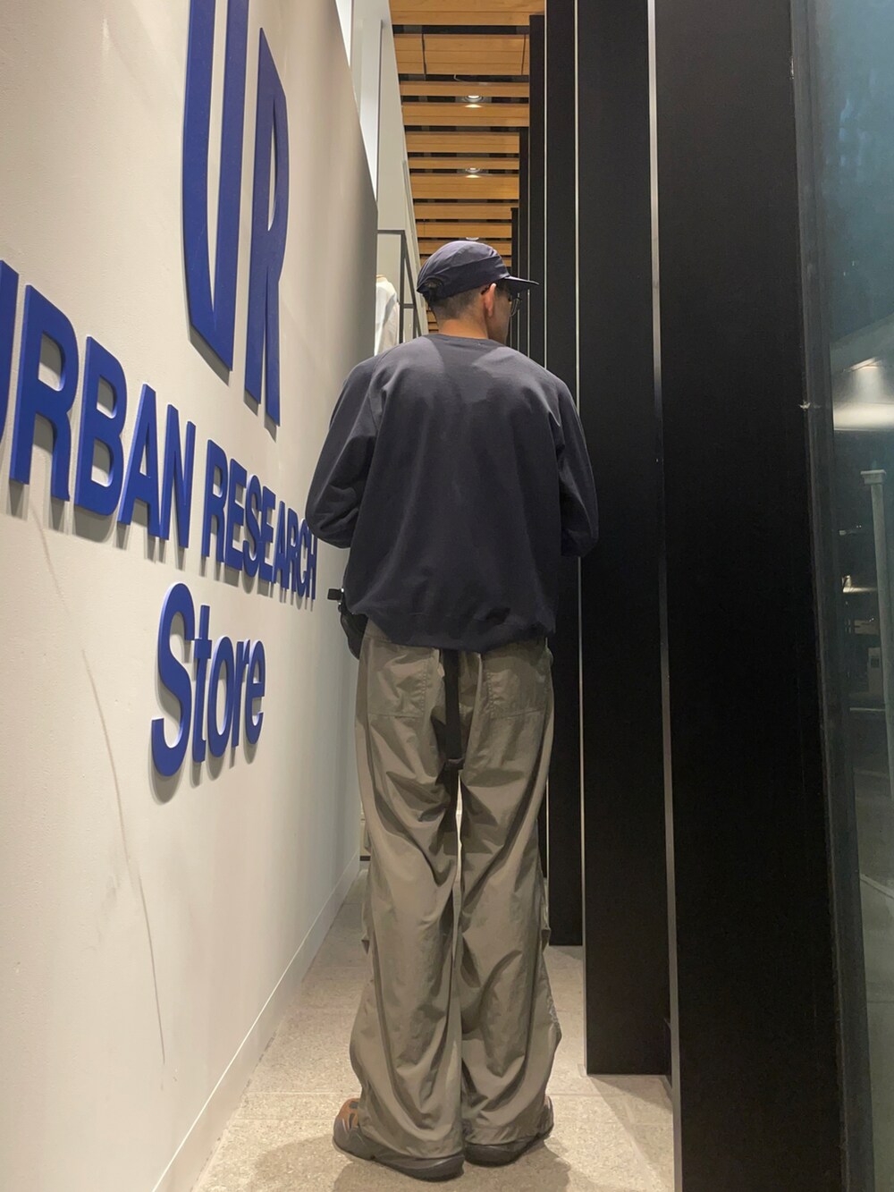 ブルー系のスウェット、ブラック系のボディバッグ/ウエストポーチ、グリーン系のその他パンツを着用したメンズの冬コーディネートの3枚目の写真