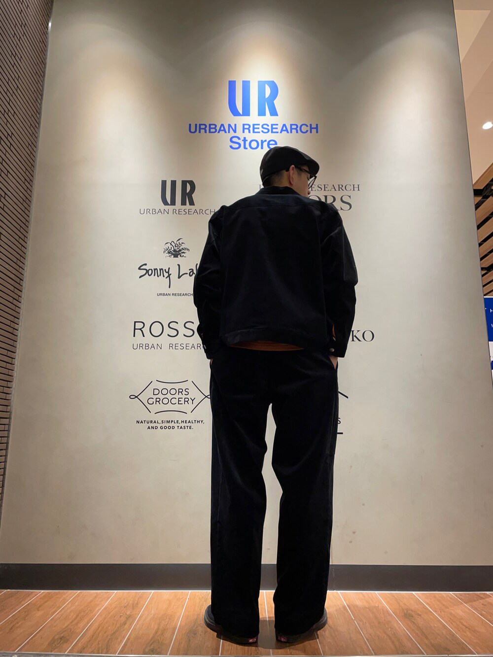 ブラック系のブルゾン、オレンジ系のTシャツ/カットソー、ブラック系のその他パンツを着用したメンズの冬コーディネートの3枚目の写真