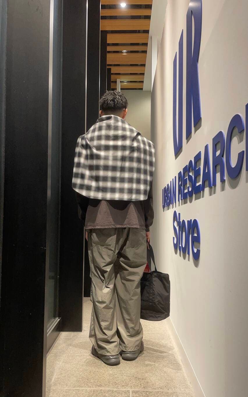 ブラック系のトートバッグ、ブラック系のシャツ/ブラウス、ブラウン系のTシャツ/カットソーを着用したメンズの秋コーディネートの4枚目の写真