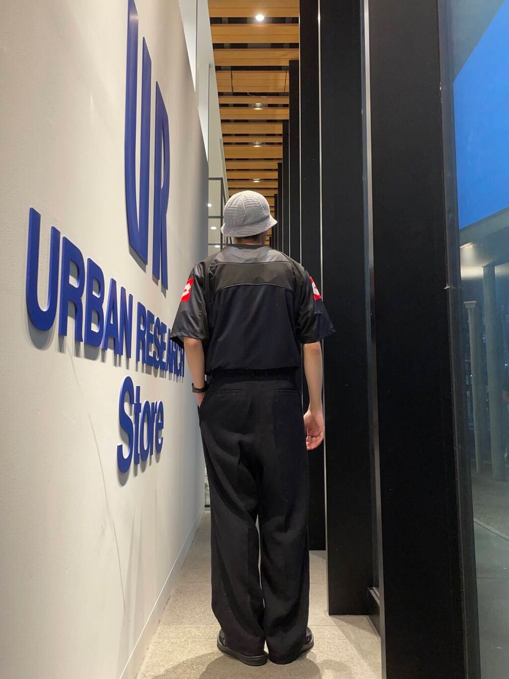 ブルー系のその他パンツ、ブラック系のTシャツ/カットソーを着用したメンズの春コーディネートの4枚目の写真