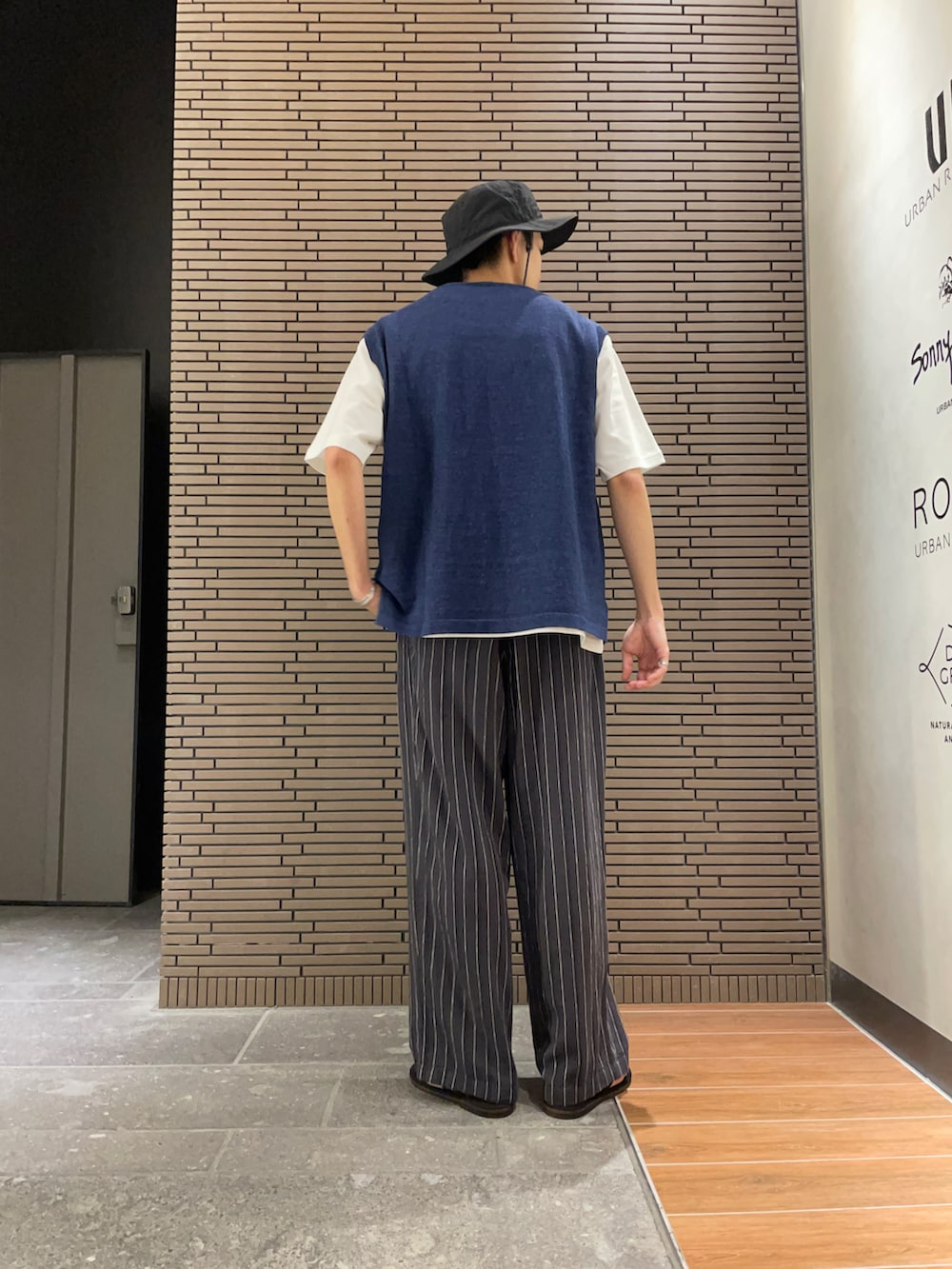 ホワイト系のTシャツ/カットソー、ブルー系のベスト、グレー系のその他パンツを着用したメンズの夏コーディネートの3枚目の写真