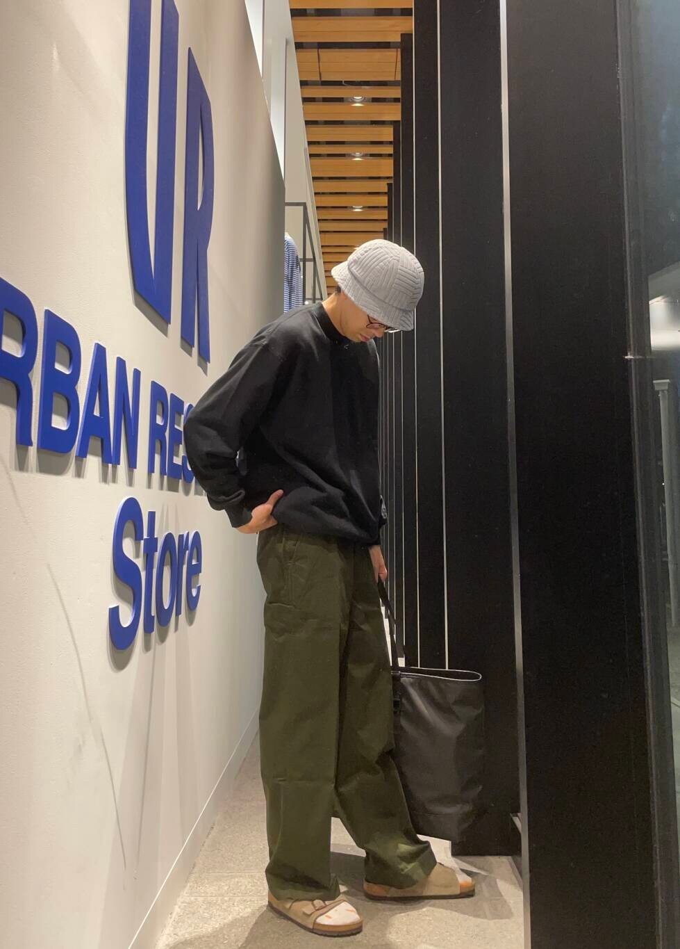 ブラック系のトートバッグ、ベージュ系のサンダル、グリーン系のその他パンツを着用したメンズの秋コーディネートの3枚目の写真