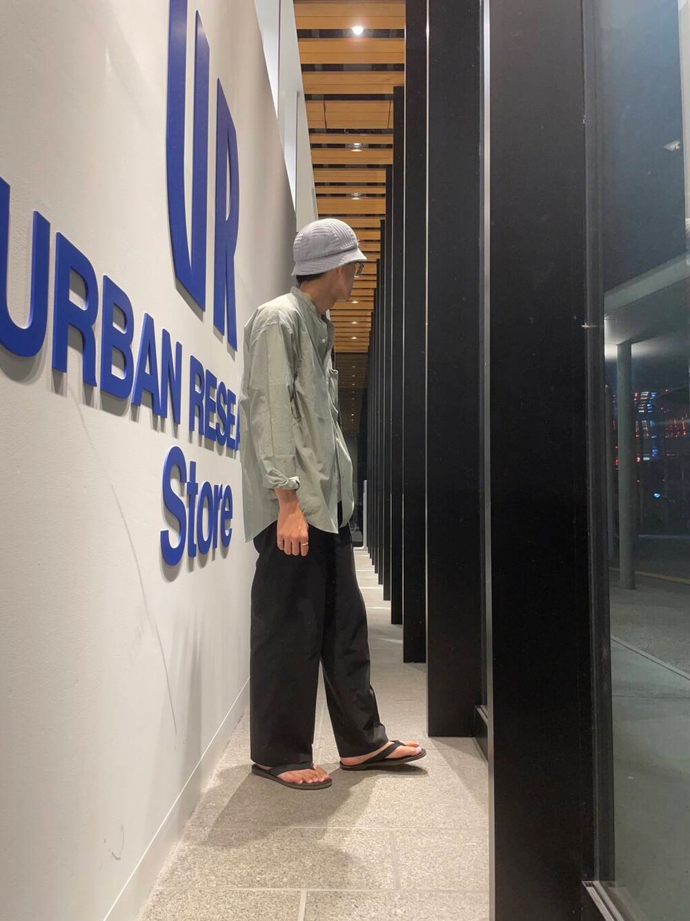 ブラック系のその他パンツ、ブラック系のサンダル、グリーン系のシャツ/ブラウスを着用したメンズの夏コーディネートの2枚目の写真