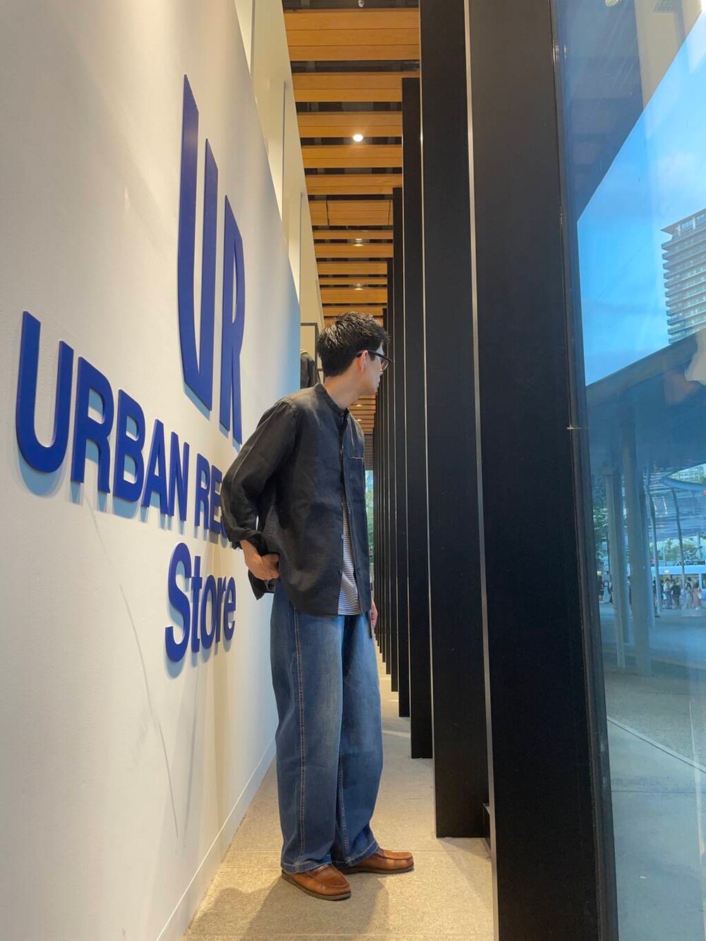 ブラック系のシャツ/ブラウス、ブルー系のTシャツ/カットソー、ブルー系のデニムパンツを着用したメンズの夏コーディネートの2枚目の写真