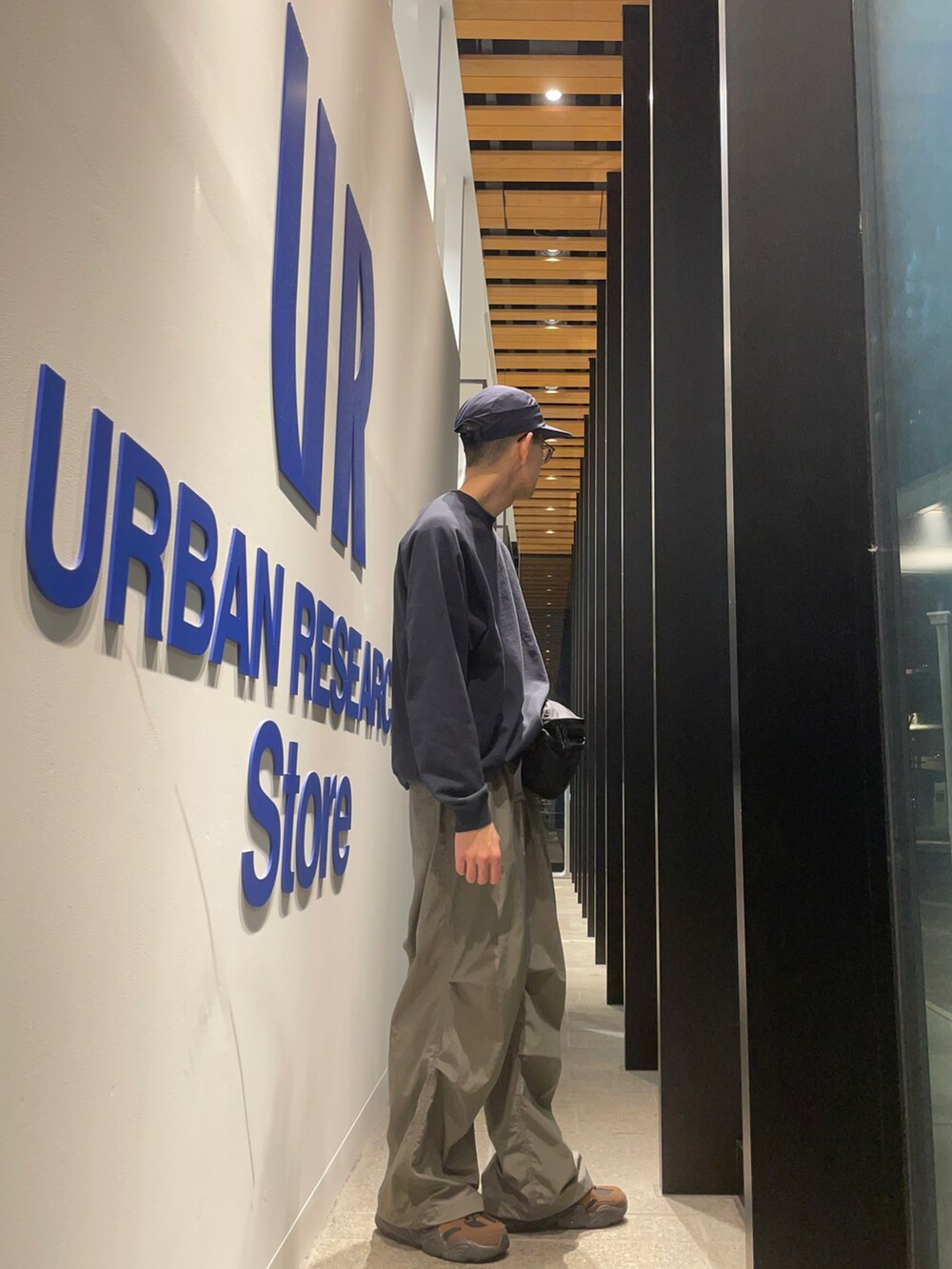 ブルー系のスウェット、ブラック系のボディバッグ/ウエストポーチ、グリーン系のその他パンツを着用したメンズの冬コーディネートの2枚目の写真