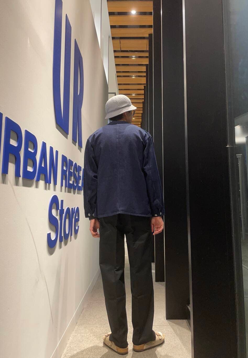 ベージュ系のサンダル、ブラック系のその他パンツ、ブルー系のデニムジャケットを着用したメンズの秋コーディネートの4枚目の写真