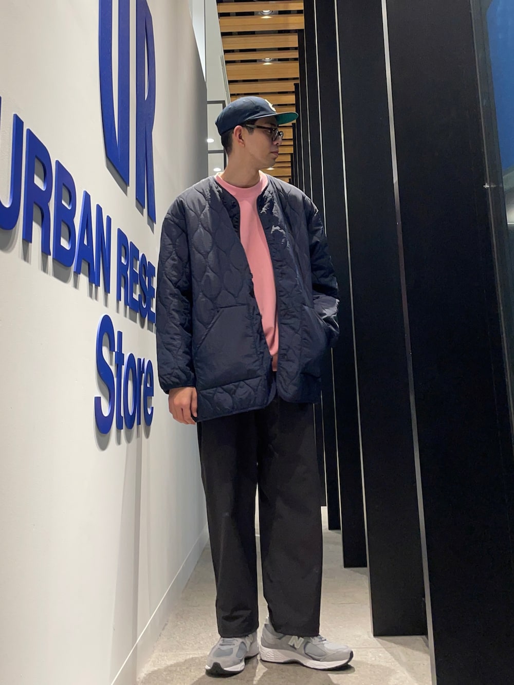 ピンク系のスウェット、ブルー系のその他アウター、ブラック系のその他パンツを着用したメンズの春コーディネートの2枚目の写真