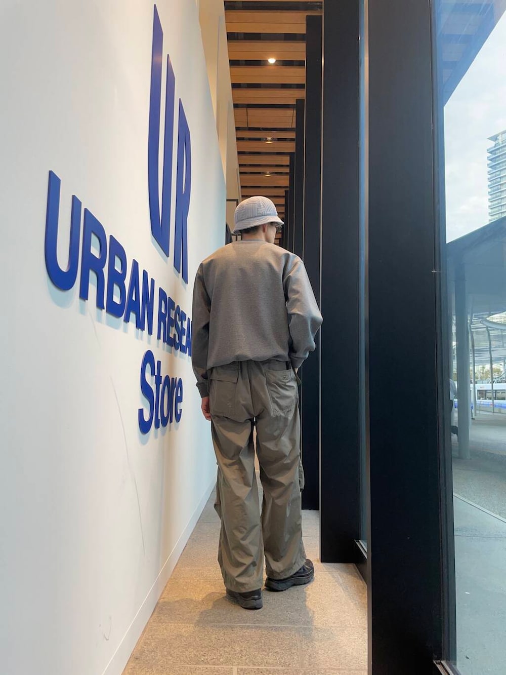 ブラック系のスニーカー、グリーン系のその他パンツ、グレー系のスウェットを着用したメンズの秋コーディネートの3枚目の写真