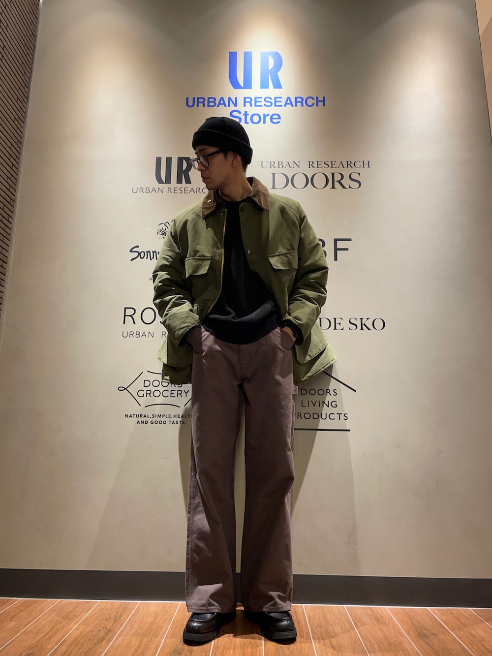 「アウトドアスタイル、バブアー、ワークパンツ、イギリス、ビデイル、オトナカジュアル、UK、秋冬コーデ」｜「URBAN RESEARCH DOORSのdralonニットキャップ（ニットキャップ/ビーニー、ブラック系）」を使った、シマブクロさん（メンズ・180cm）の秋コーディネートの3枚目の写真
