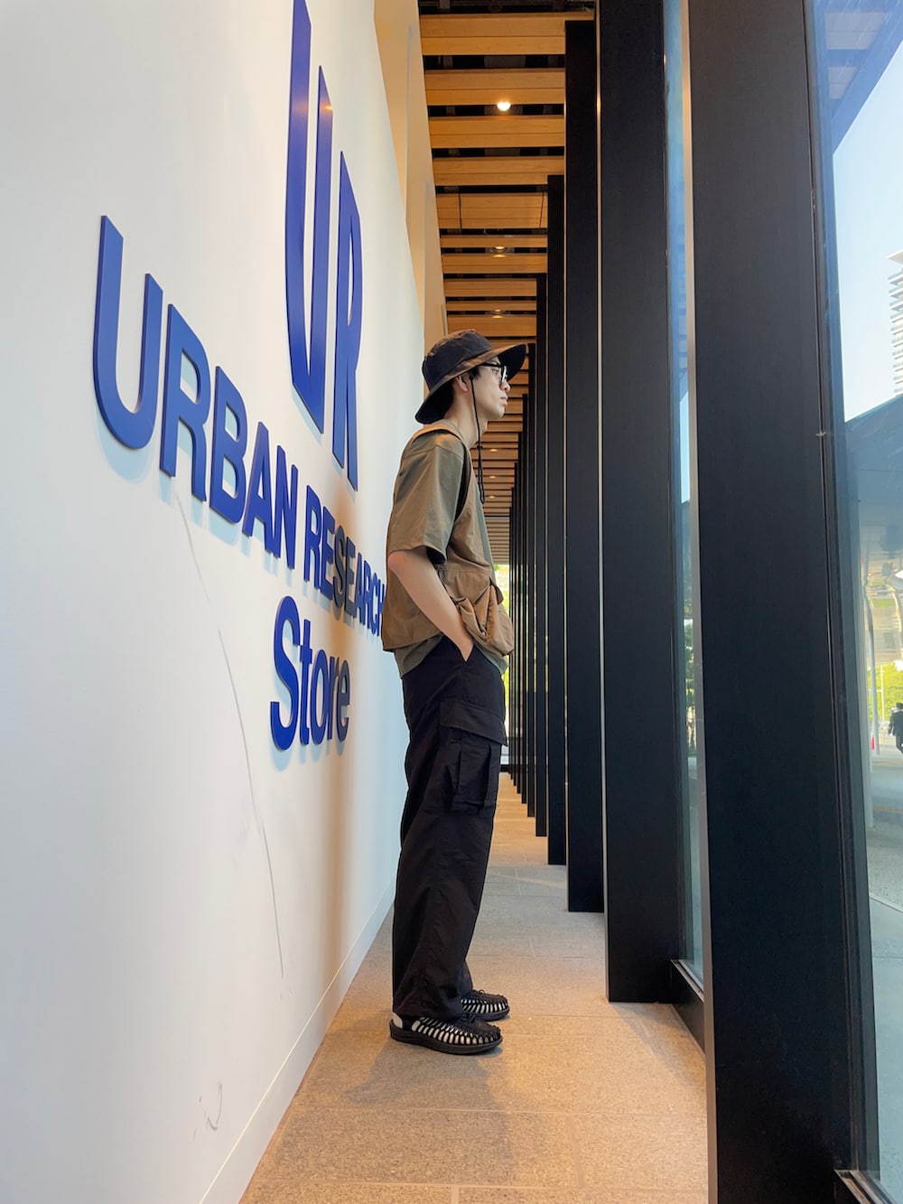 グリーン系のTシャツ/カットソー、ベージュ系のベスト、ブラック系のその他パンツを着用したメンズの春コーディネートの2枚目の写真