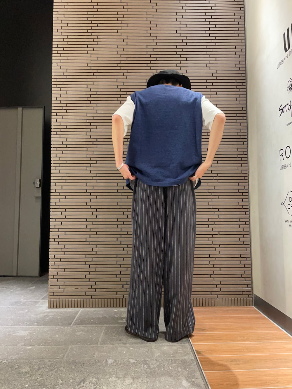 ホワイト系のTシャツ/カットソー、ブルー系のベスト、グレー系のその他パンツを着用したメンズの夏コーディネートの2枚目の写真