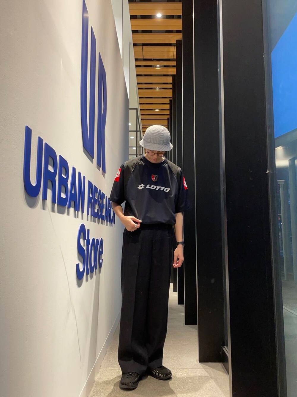 ブルー系のその他パンツ、ブラック系のTシャツ/カットソーを着用したメンズの春コーディネートの2枚目の写真