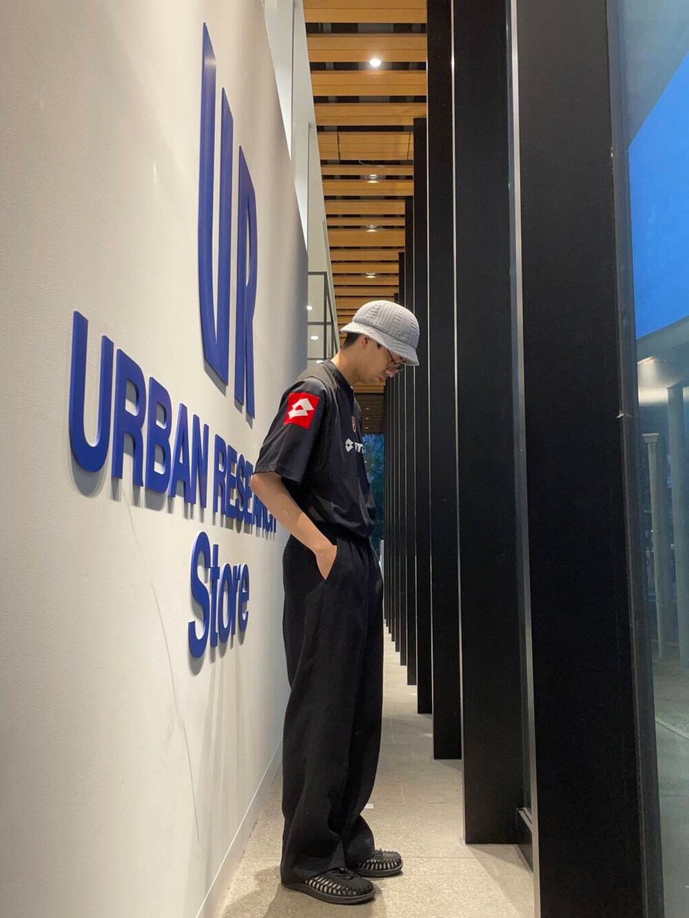 ブルー系のその他パンツ、ブラック系のTシャツ/カットソーを着用したメンズの春コーディネートの3枚目の写真