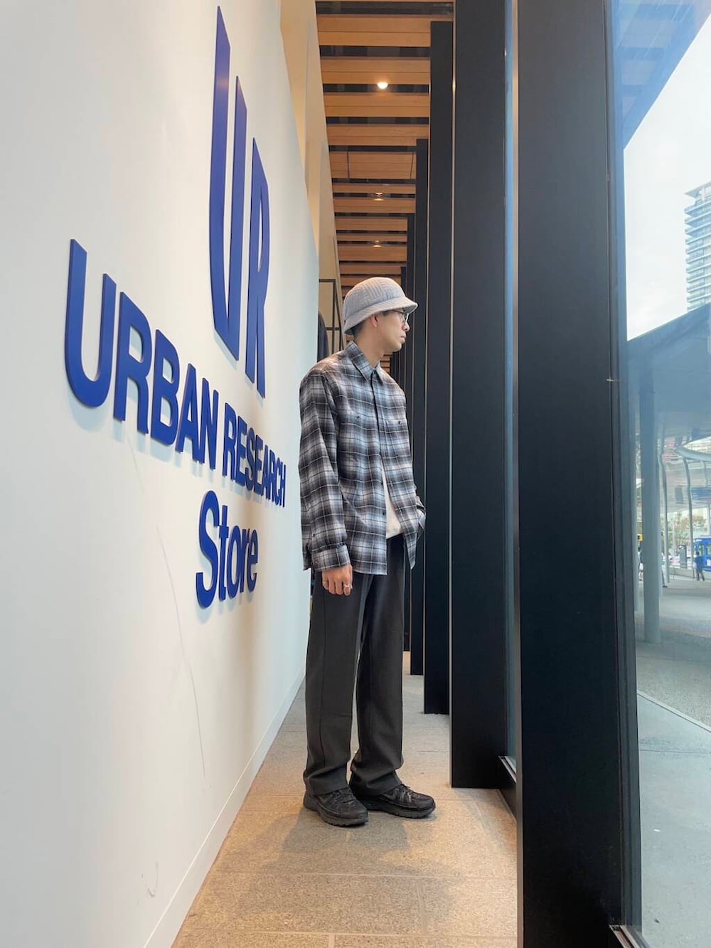 ベージュ系のTシャツ/カットソー、グレー系のその他パンツ、ブルー系のシャツ/ブラウスを着用したメンズの秋コーディネートの2枚目の写真