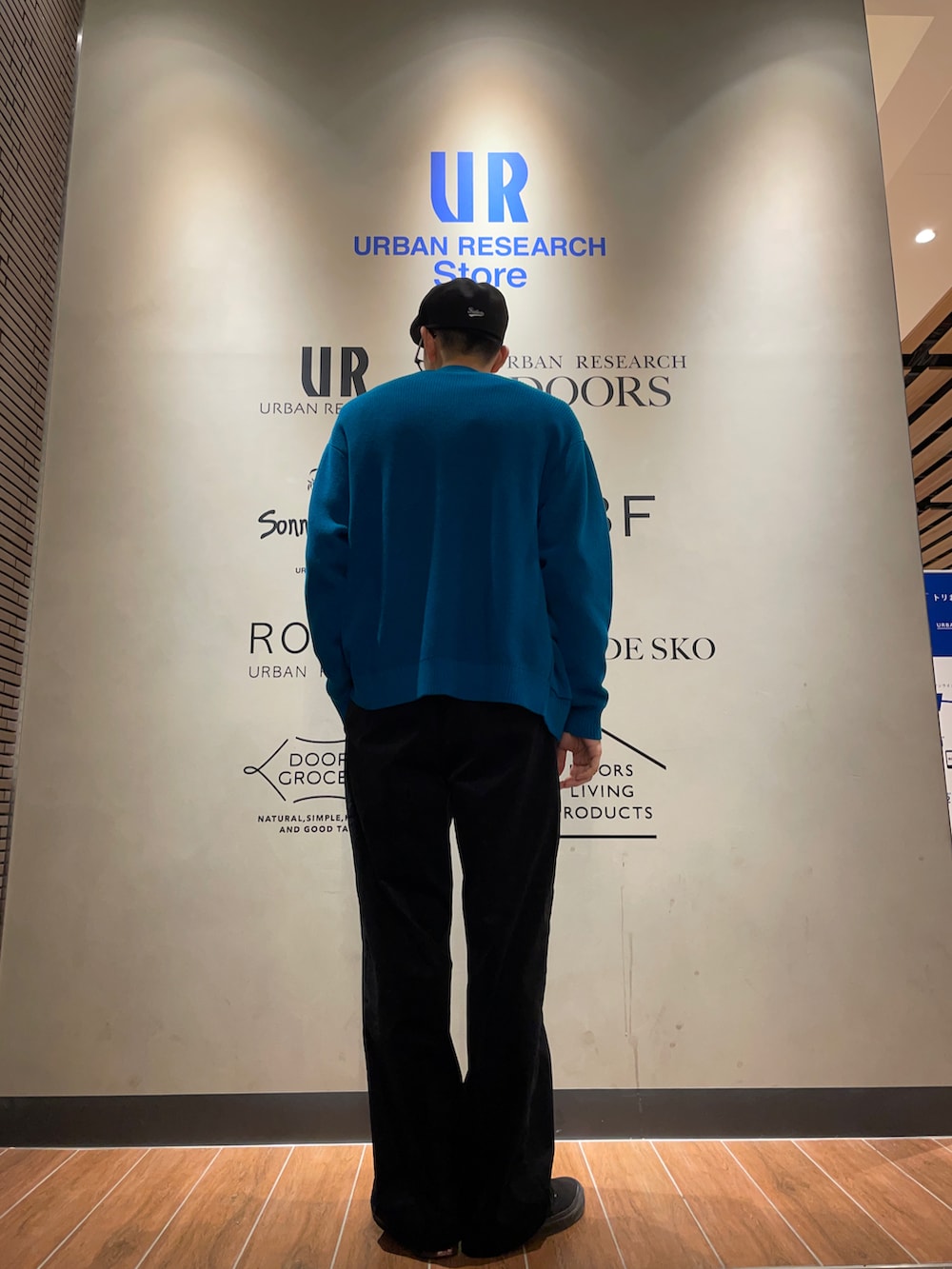 ブルー系のカーディガン/ボレロ、ホワイト系のTシャツ/カットソー、ブラック系のその他パンツを着用したメンズの冬コーディネートの3枚目の写真