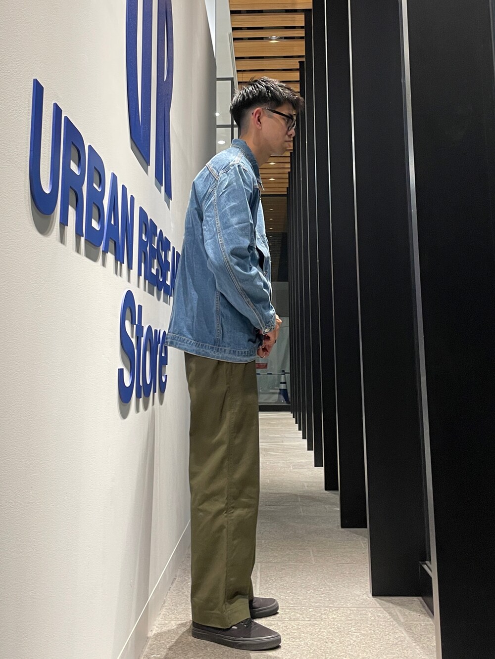 ブルー系のデニムジャケット、グリーン系のその他パンツ、ベージュ系のTシャツ/カットソーを着用したメンズの秋コーディネートの2枚目の写真