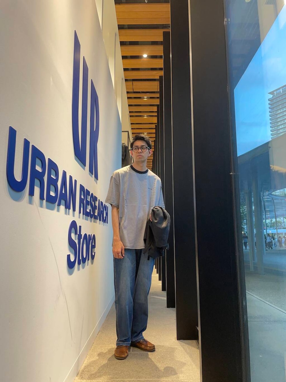 ブラック系のシャツ/ブラウス、ブルー系のTシャツ/カットソー、ブルー系のデニムパンツを着用したメンズの夏コーディネートの4枚目の写真