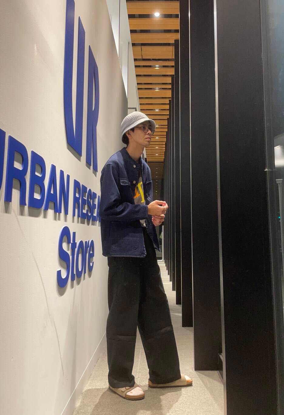 ベージュ系のサンダル、ブラック系のその他パンツ、ブルー系のデニムジャケットを着用したメンズの秋コーディネートの3枚目の写真