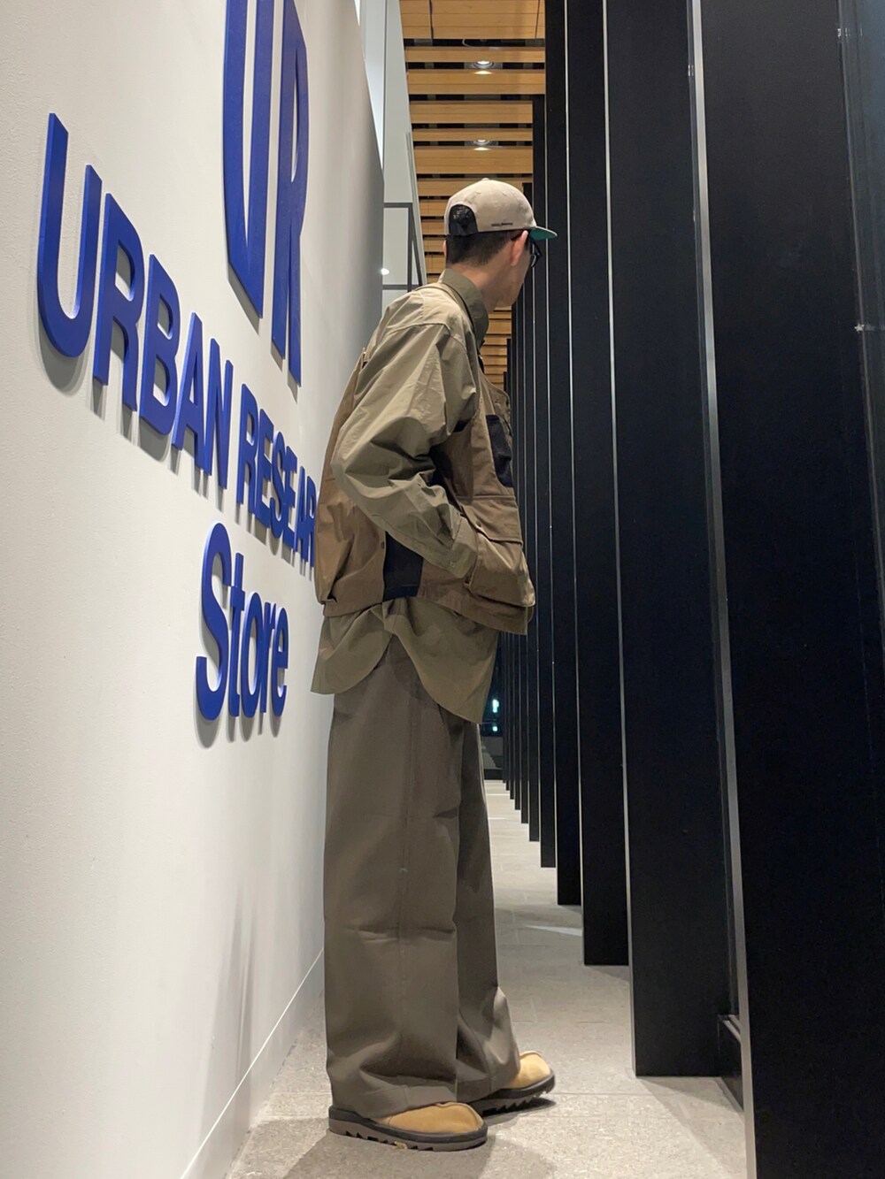 ブラウン系のシャツ/ブラウス、グリーン系のベスト、ブラウン系のその他パンツを着用したメンズの春コーディネートの2枚目の写真