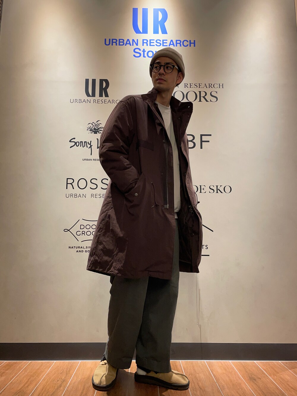 ブラウン系のモッズコート、ベージュ系のスウェット、グリーン系のその他パンツを着用したメンズの冬コーディネートの3枚目の写真