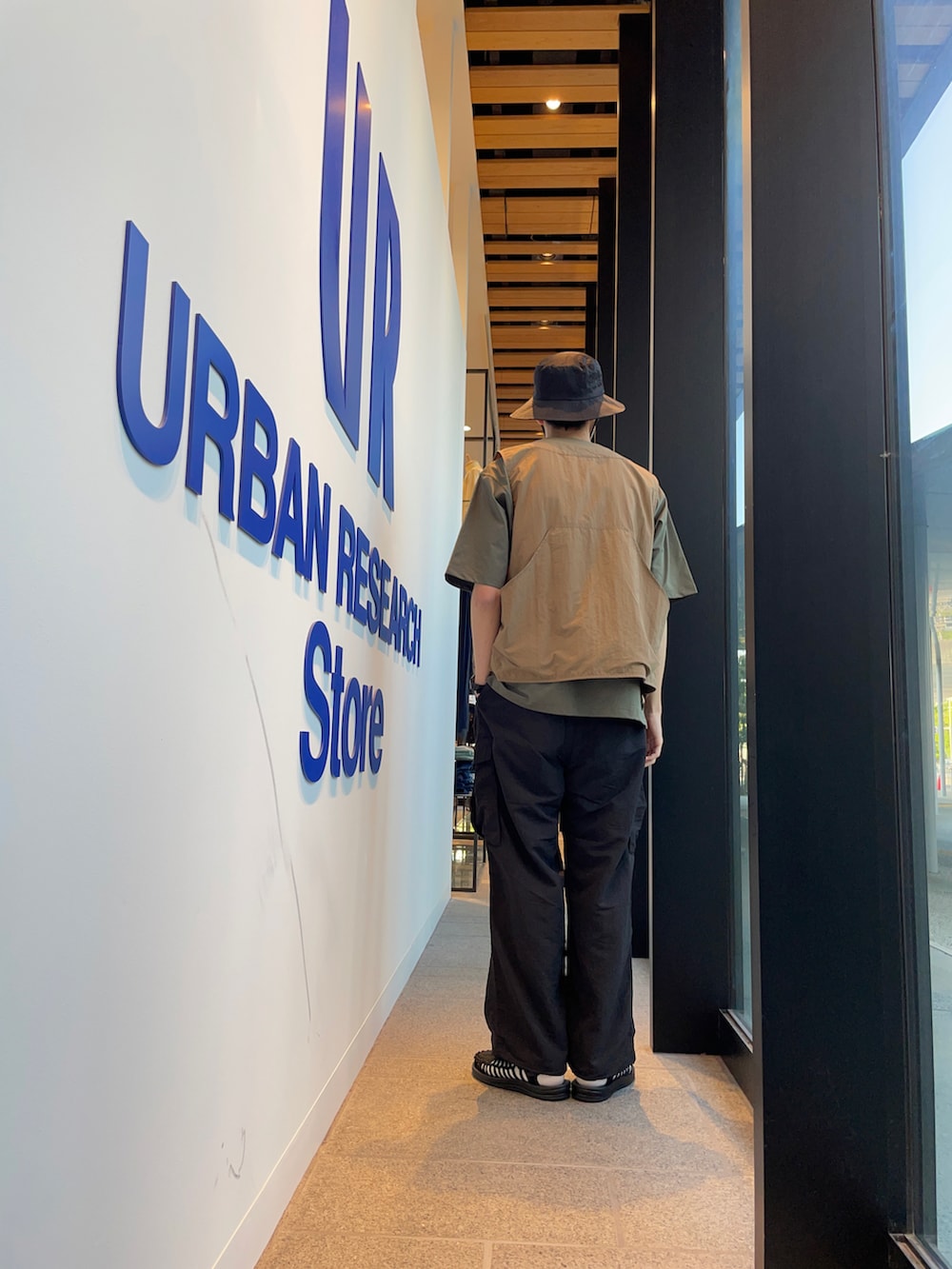 グリーン系のTシャツ/カットソー、ベージュ系のベスト、ブラック系のその他パンツを着用したメンズの春コーディネートの3枚目の写真