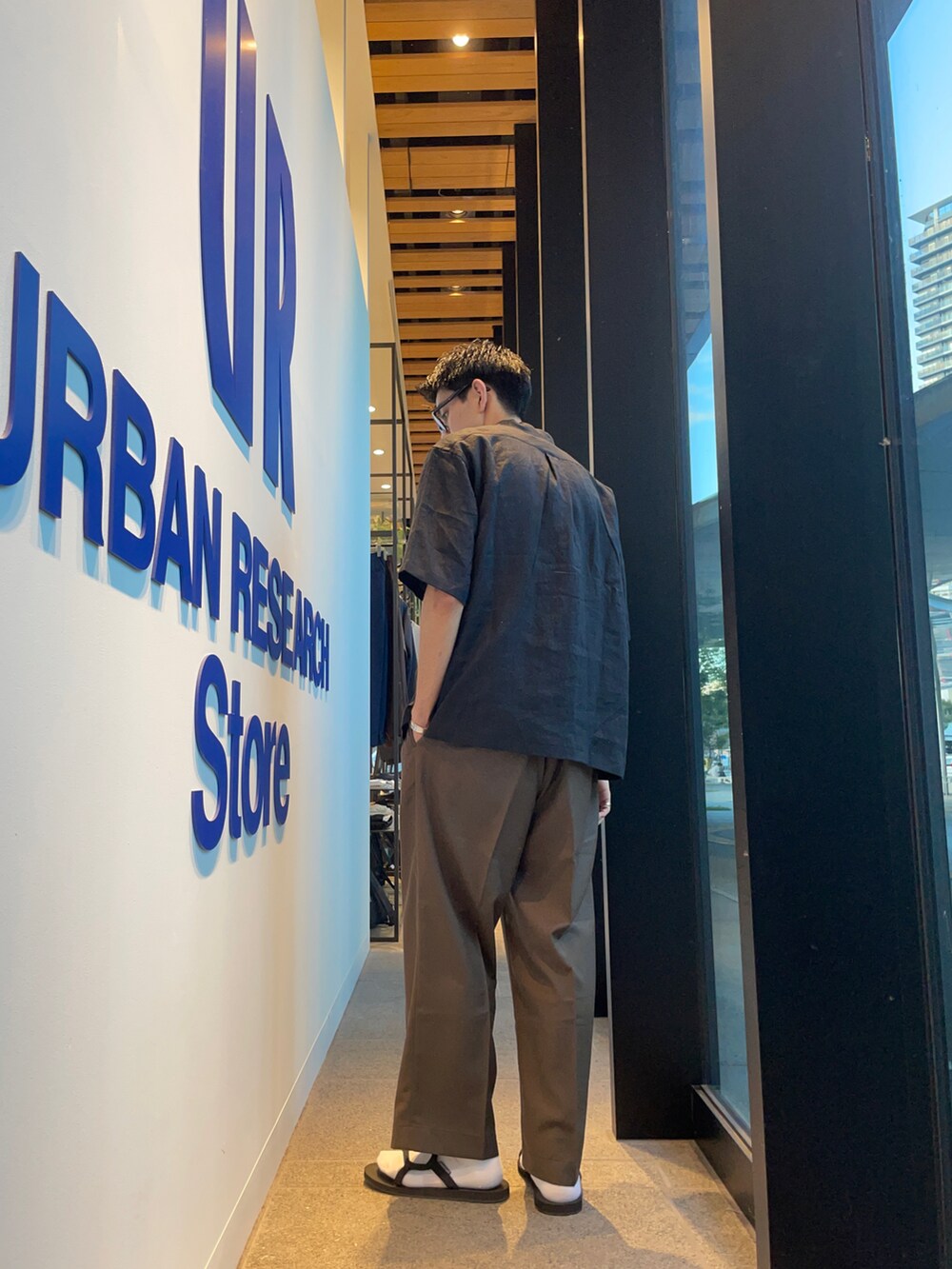 ブラック系のシャツ/ブラウス、ブラウン系のその他パンツ、ブラック系のサンダルを着用したメンズの秋コーディネートの2枚目の写真