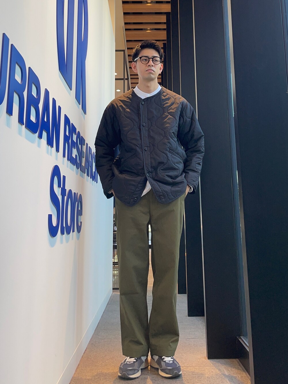 ホワイト系のシャツ/ブラウス、ブラック系のダウンジャケット/コート、グリーン系のその他パンツを着用したメンズの秋コーディネートの2枚目の写真