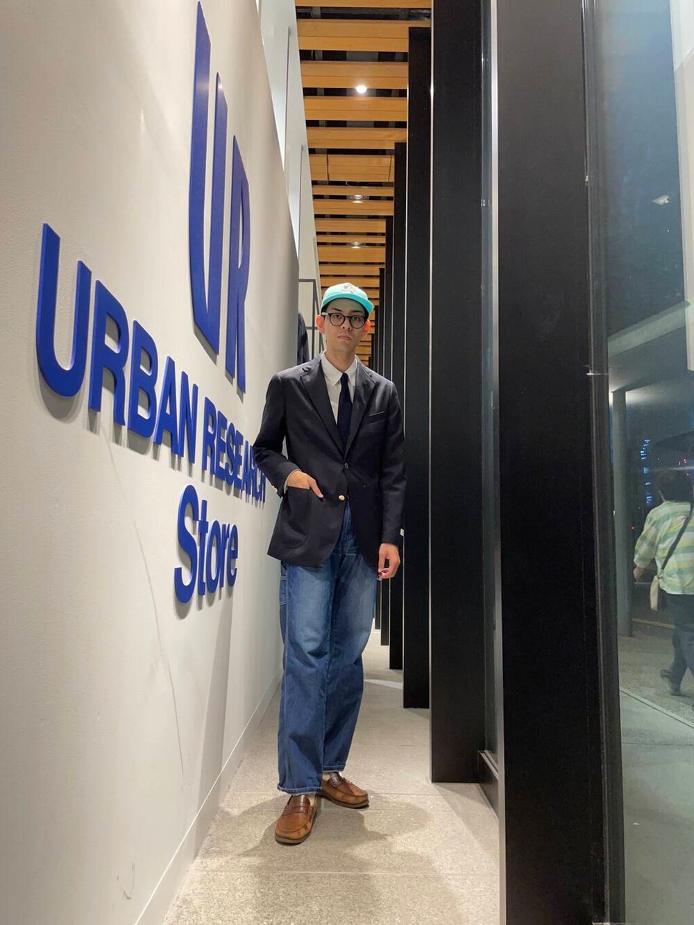 ホワイト系のシャツ/ブラウス、ブルー系のネクタイ、ブルー系のテーラードジャケットを着用したメンズの秋コーディネートの2枚目の写真