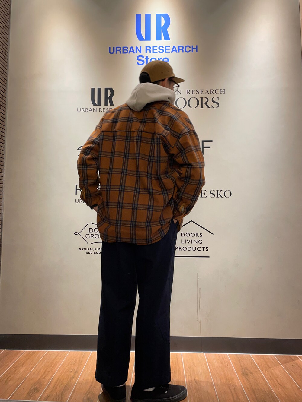 ホワイト系のパーカー、オレンジ系のブルゾン、ブルー系のその他パンツを着用したメンズの冬コーディネートの2枚目の写真