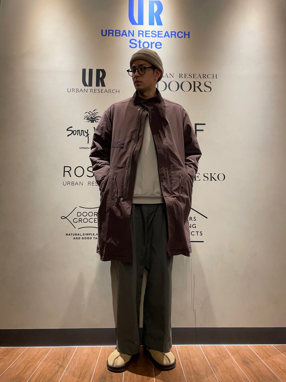 ブラウン系のモッズコート、ベージュ系のスウェット、グリーン系のその他パンツを着用したメンズの冬コーディネートの2枚目の写真