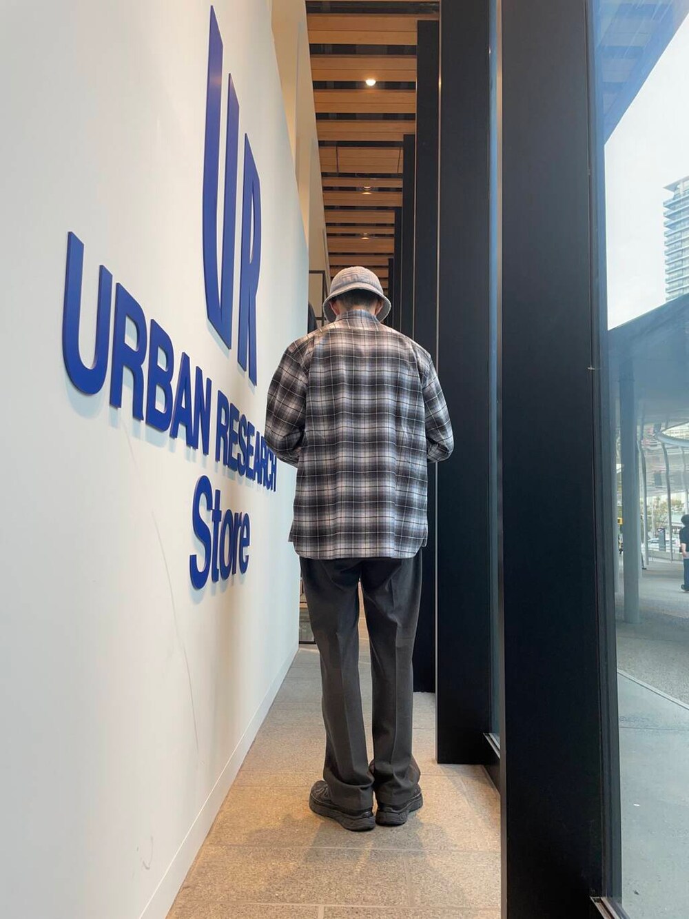 ベージュ系のTシャツ/カットソー、グレー系のその他パンツ、ブルー系のシャツ/ブラウスを着用したメンズの秋コーディネートの3枚目の写真