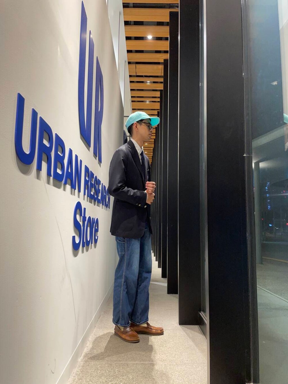 ホワイト系のシャツ/ブラウス、ブルー系のネクタイ、ブルー系のテーラードジャケットを着用したメンズの秋コーディネートの3枚目の写真