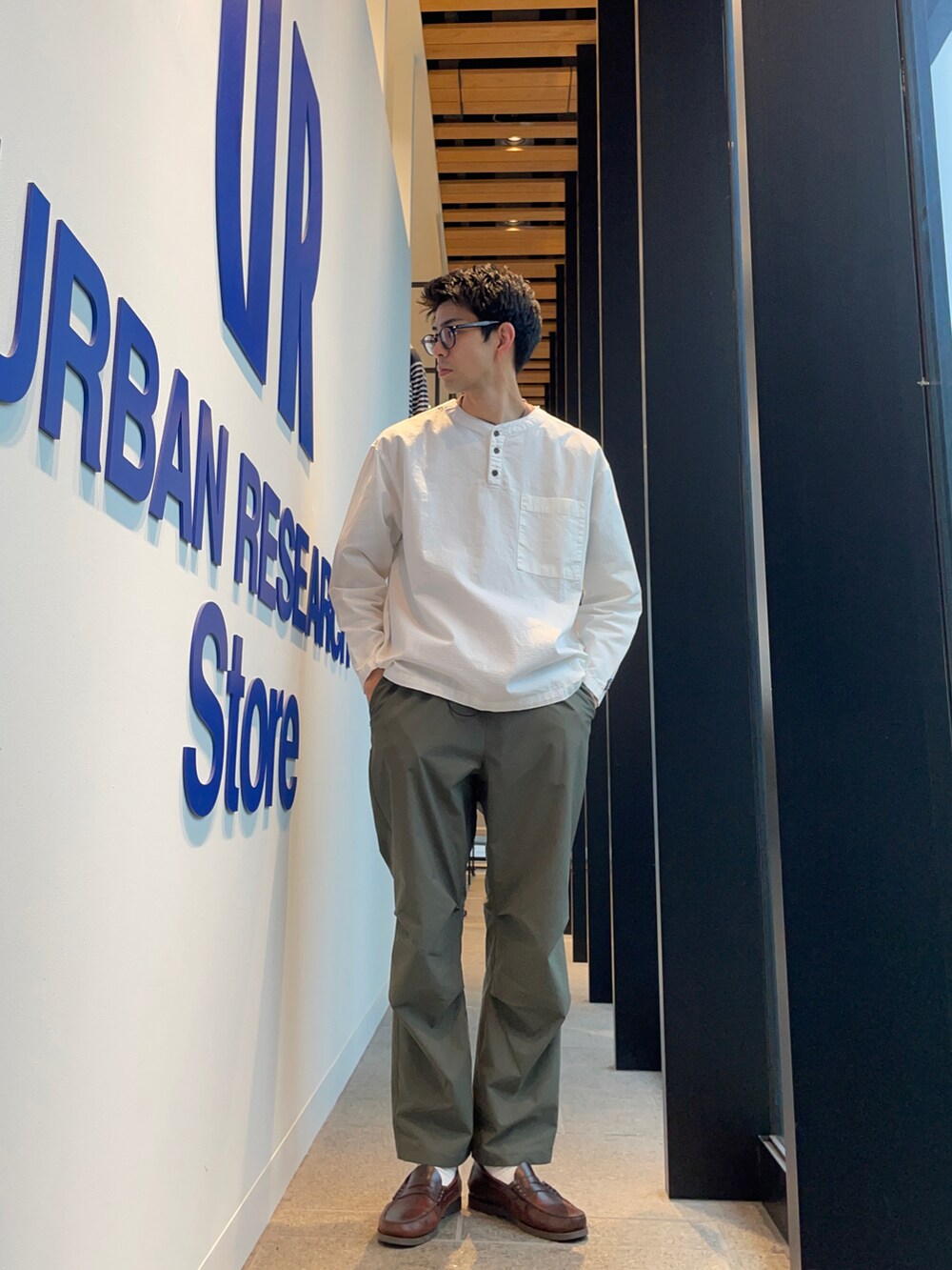 ホワイト系のTシャツ/カットソー、オレンジ系のTシャツ/カットソー、グリーン系のその他パンツを着用したメンズの夏コーディネートの2枚目の写真