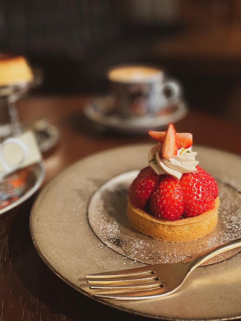 ブラック系のニット/セーター、ブラック系のTシャツ/カットソー、ブラック系のムートンコートを着用したメンズの冬コーディネートの2枚目の写真