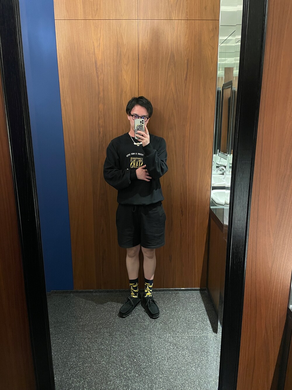 ブラック系のスウェットパンツ、ブラック系のTシャツ/カットソー、ブラック系のスニーカーを着用したメンズの夏コーディネートの2枚目の写真